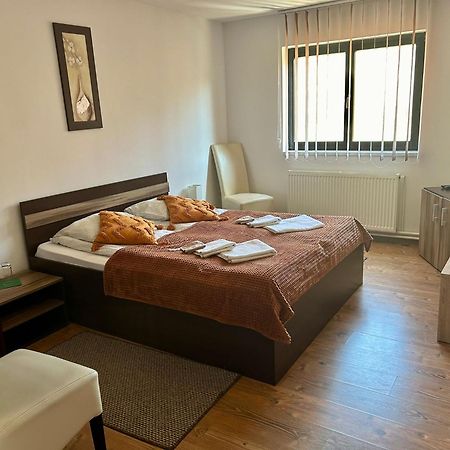 Aranykakas Etterem Es Panzio Bed and Breakfast Sîndominic Eksteriør billede