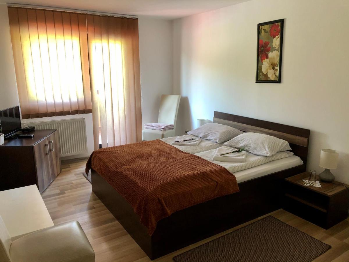 Aranykakas Etterem Es Panzio Bed and Breakfast Sîndominic Eksteriør billede