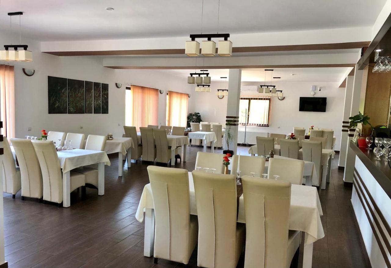 Aranykakas Etterem Es Panzio Bed and Breakfast Sîndominic Eksteriør billede