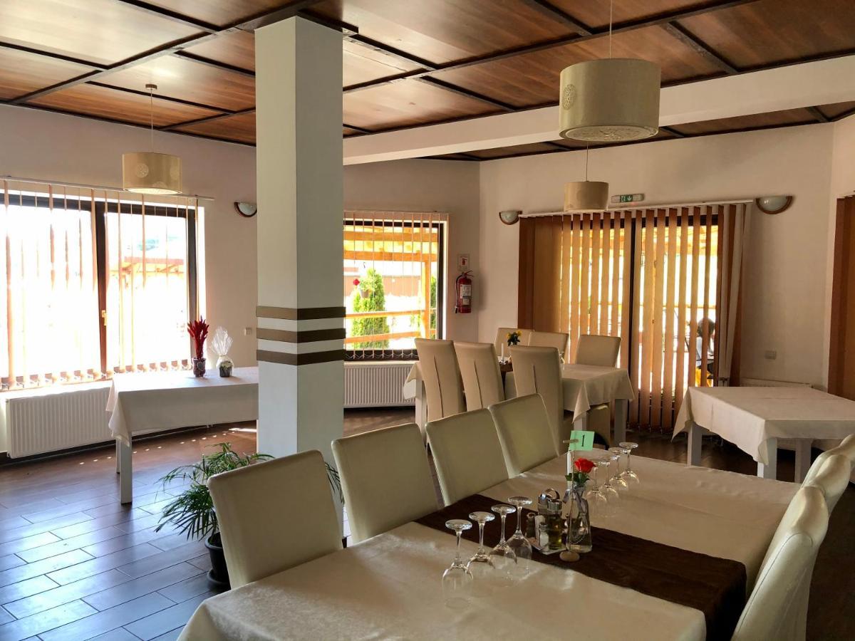 Aranykakas Etterem Es Panzio Bed and Breakfast Sîndominic Eksteriør billede