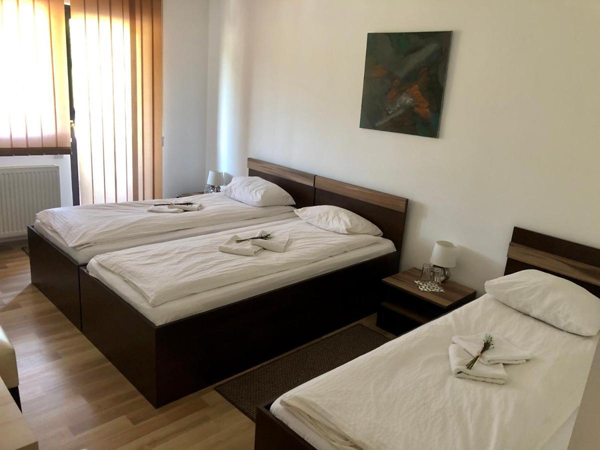Aranykakas Etterem Es Panzio Bed and Breakfast Sîndominic Eksteriør billede