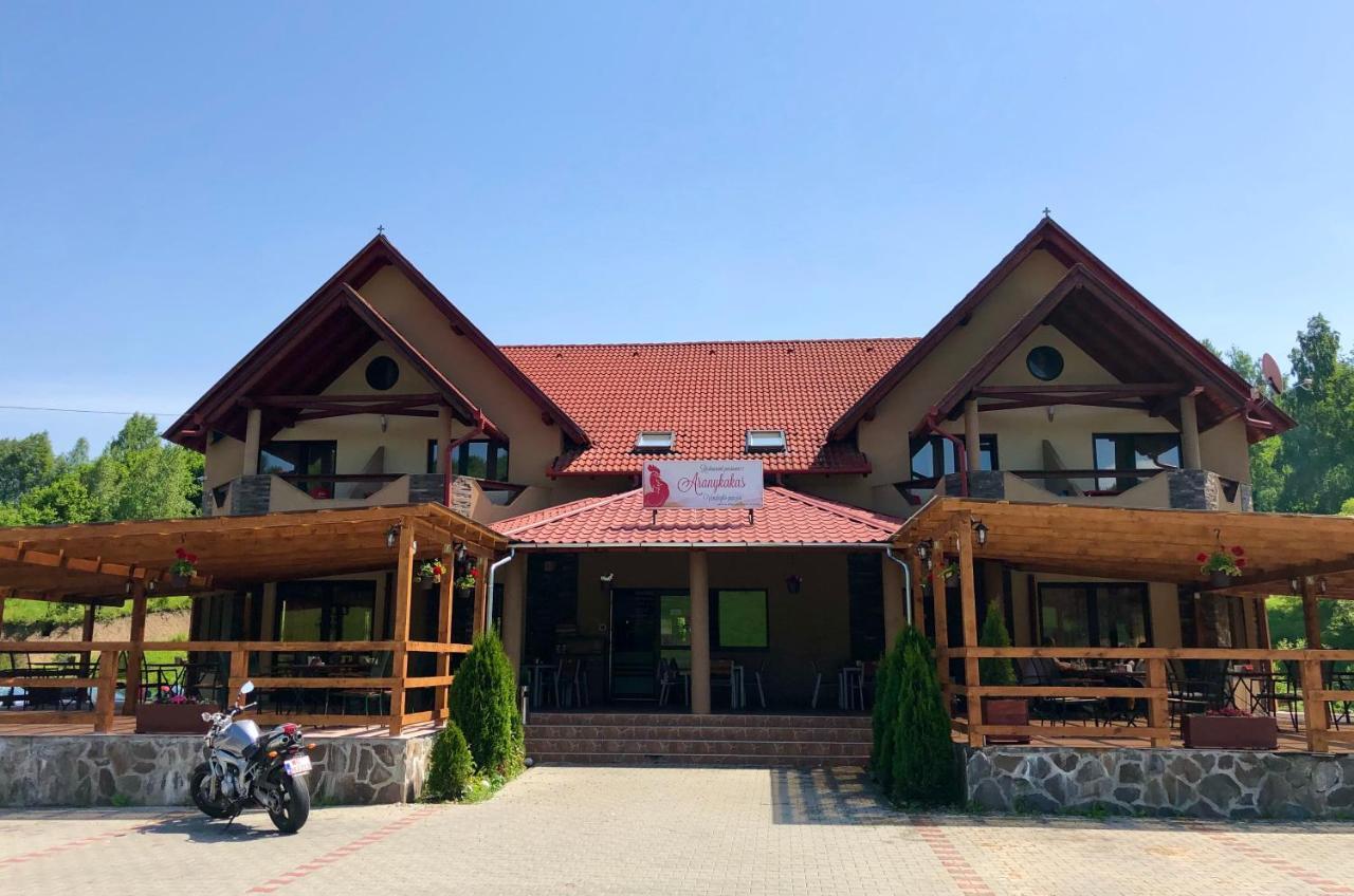 Aranykakas Etterem Es Panzio Bed and Breakfast Sîndominic Eksteriør billede