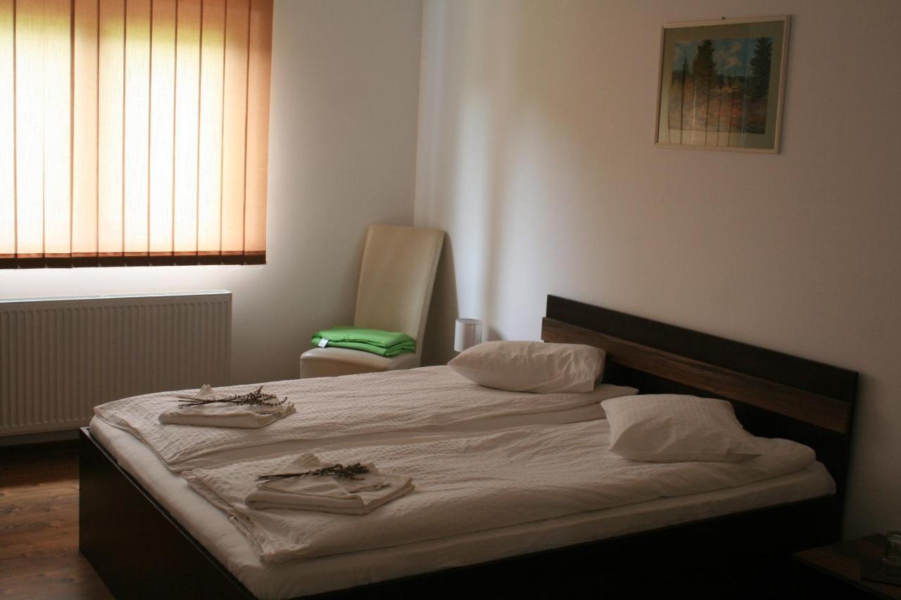 Aranykakas Etterem Es Panzio Bed and Breakfast Sîndominic Eksteriør billede