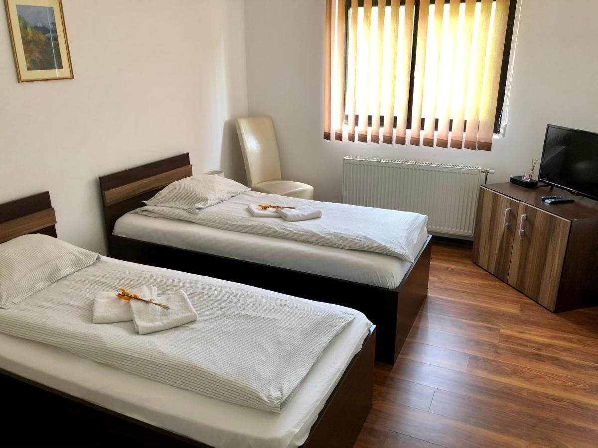 Aranykakas Etterem Es Panzio Bed and Breakfast Sîndominic Eksteriør billede