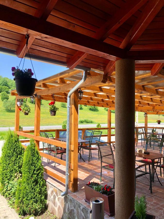 Aranykakas Etterem Es Panzio Bed and Breakfast Sîndominic Eksteriør billede
