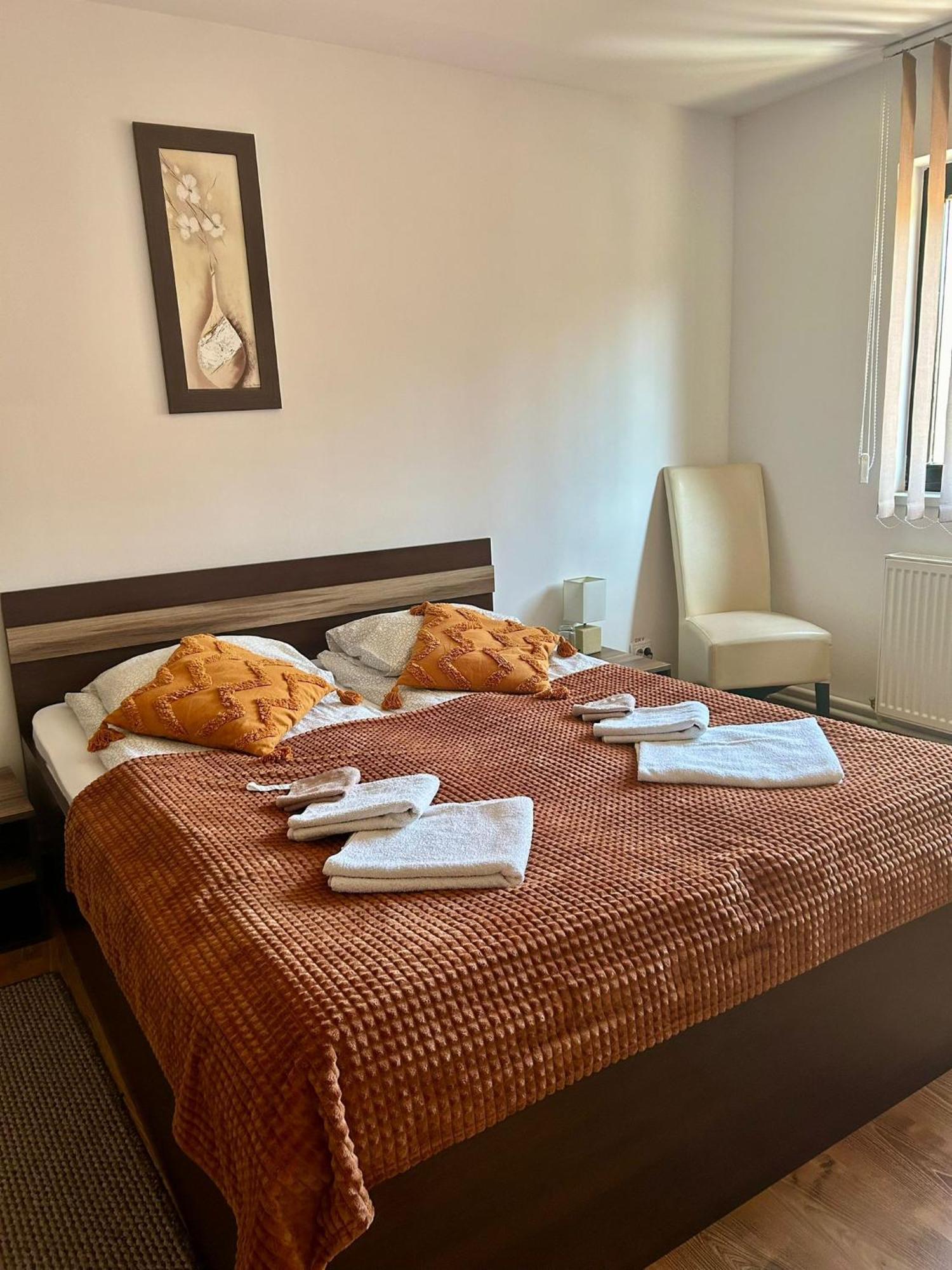 Aranykakas Etterem Es Panzio Bed and Breakfast Sîndominic Eksteriør billede