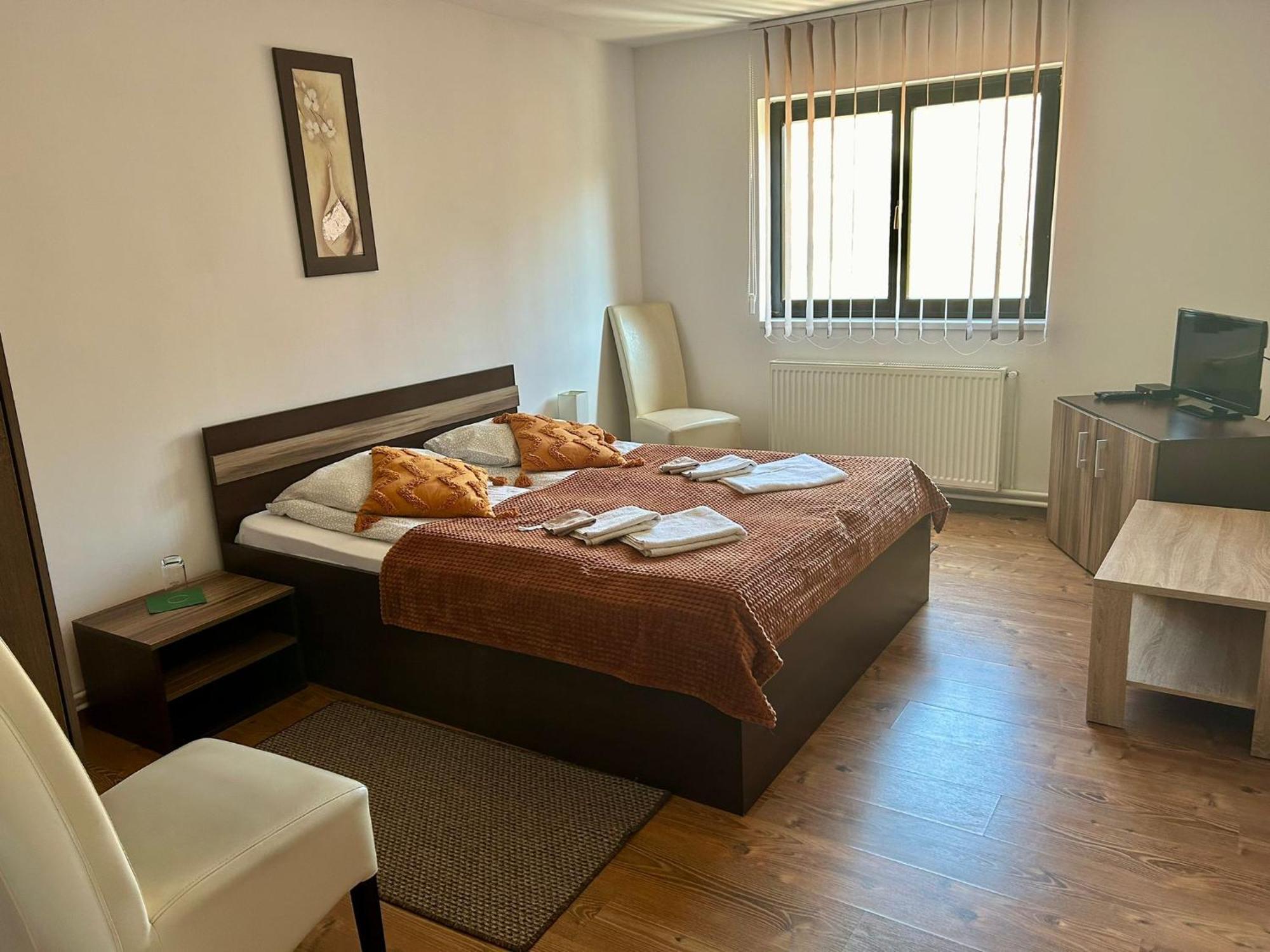 Aranykakas Etterem Es Panzio Bed and Breakfast Sîndominic Eksteriør billede