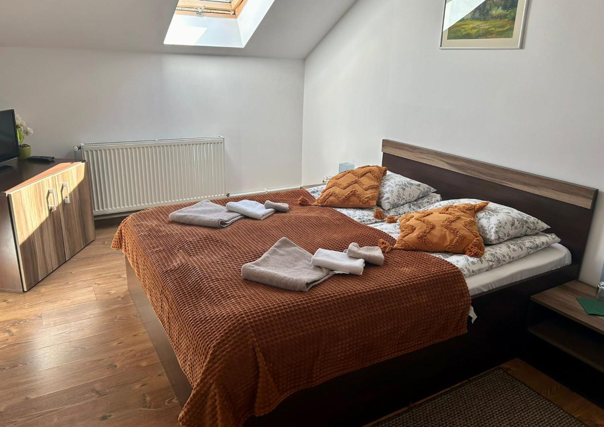 Aranykakas Etterem Es Panzio Bed and Breakfast Sîndominic Eksteriør billede