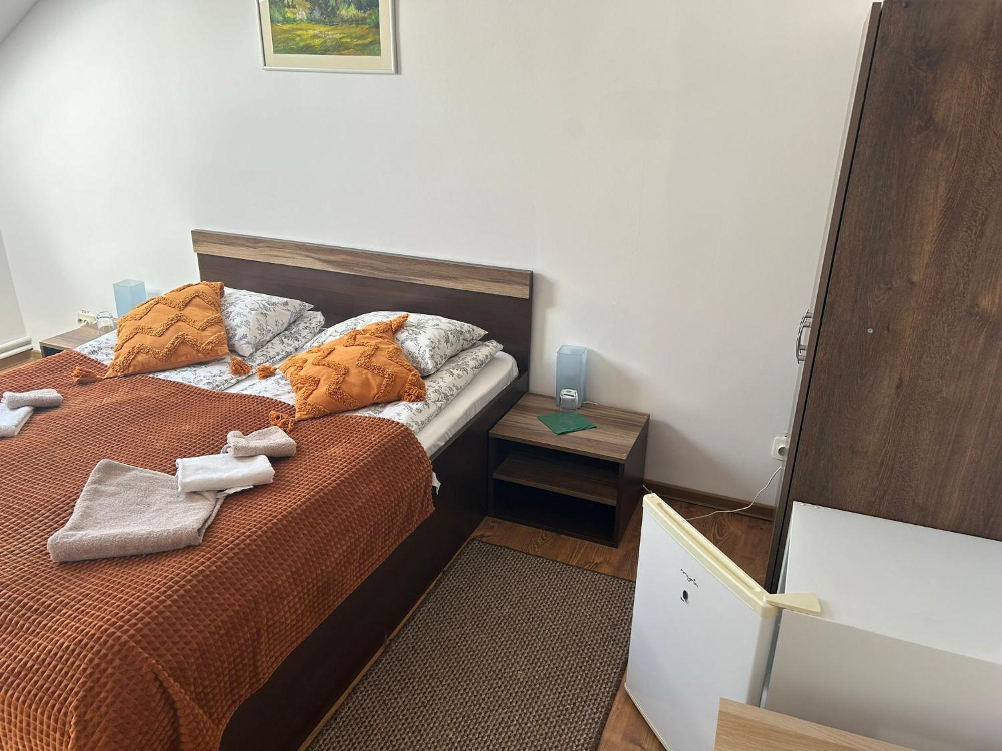 Aranykakas Etterem Es Panzio Bed and Breakfast Sîndominic Eksteriør billede